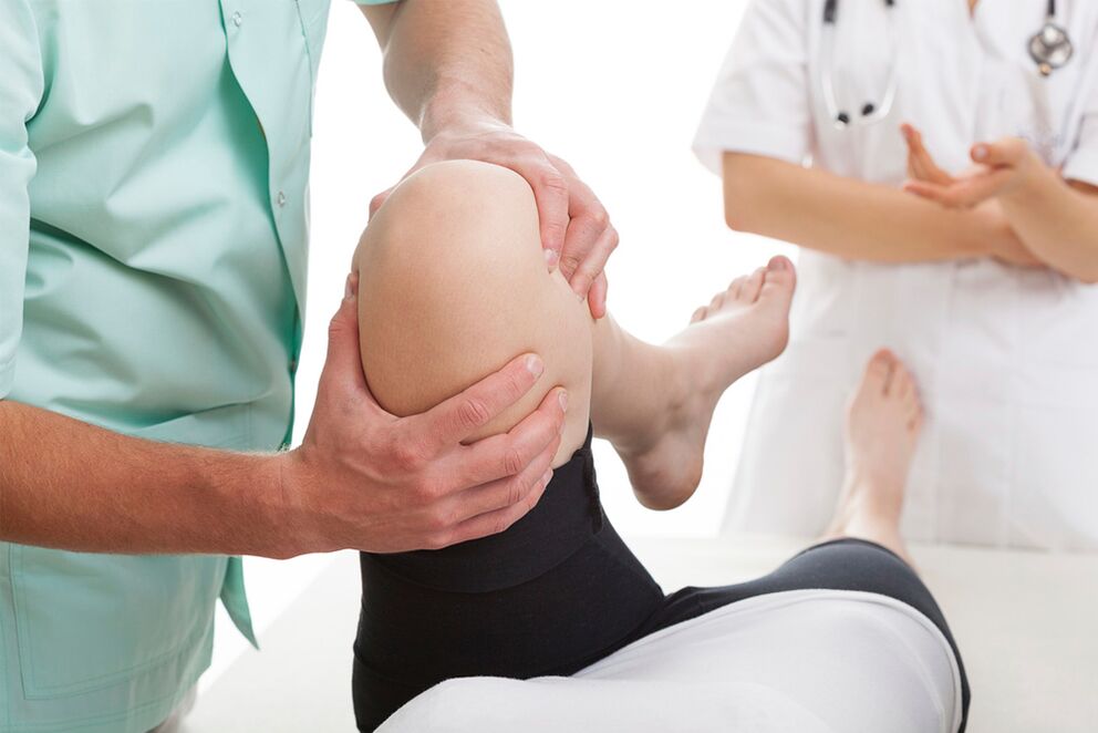 the doctor who examines the knee for joint pain