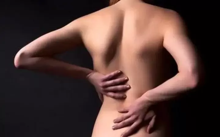 For osteochondrosis, you can rub the back with a traditional heating rub.